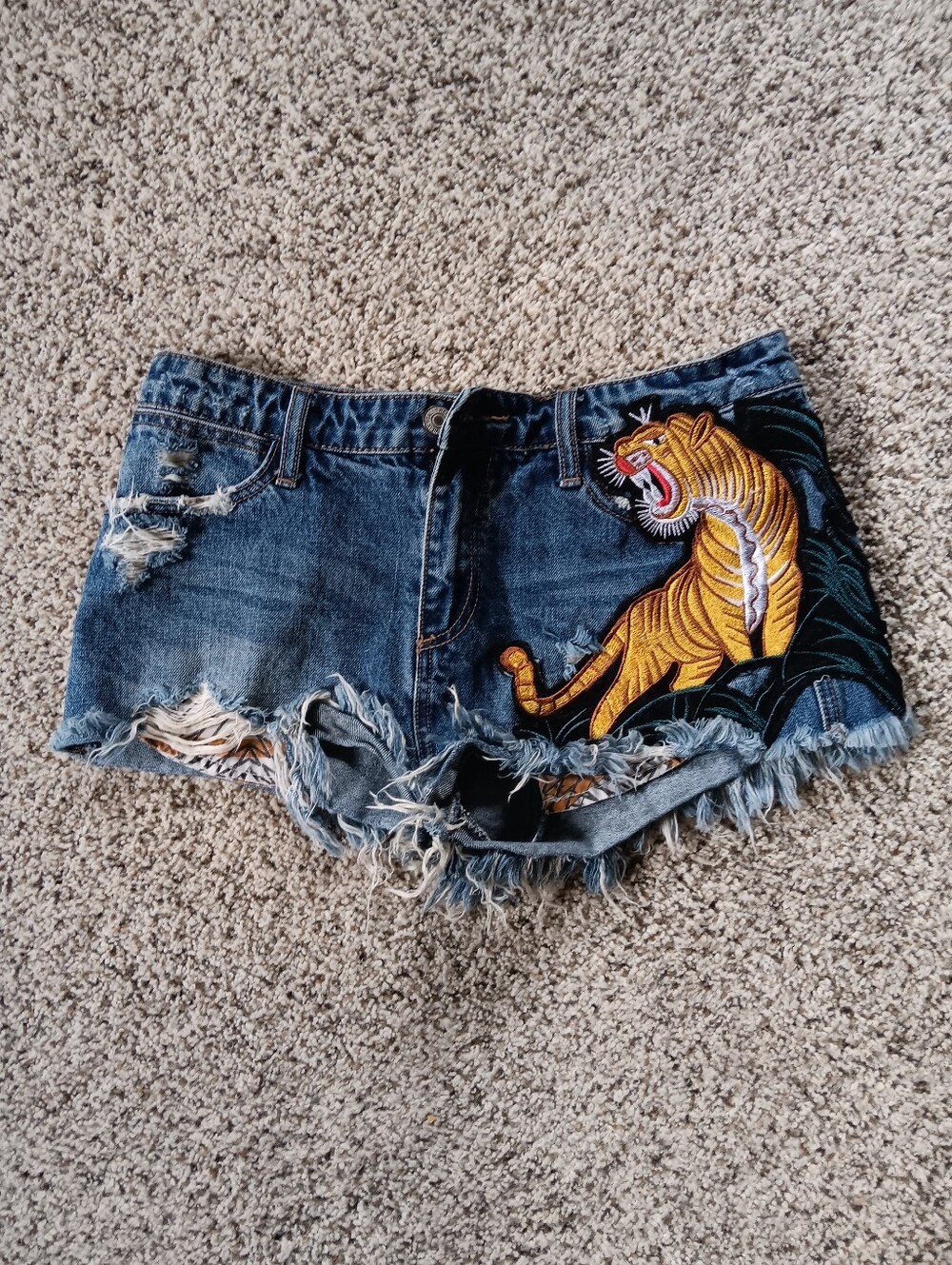 Tally Weijl Micro Mini Tiger Embroidered Shorts Distressed Embellished 36